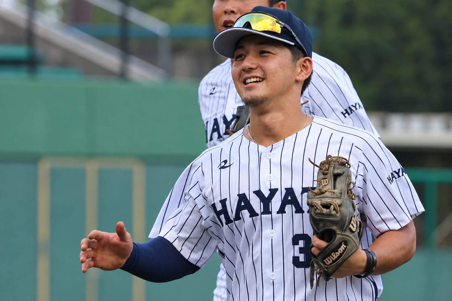 はやてベンチャーズのユニフォームでグラブを持つ大山盛一郎